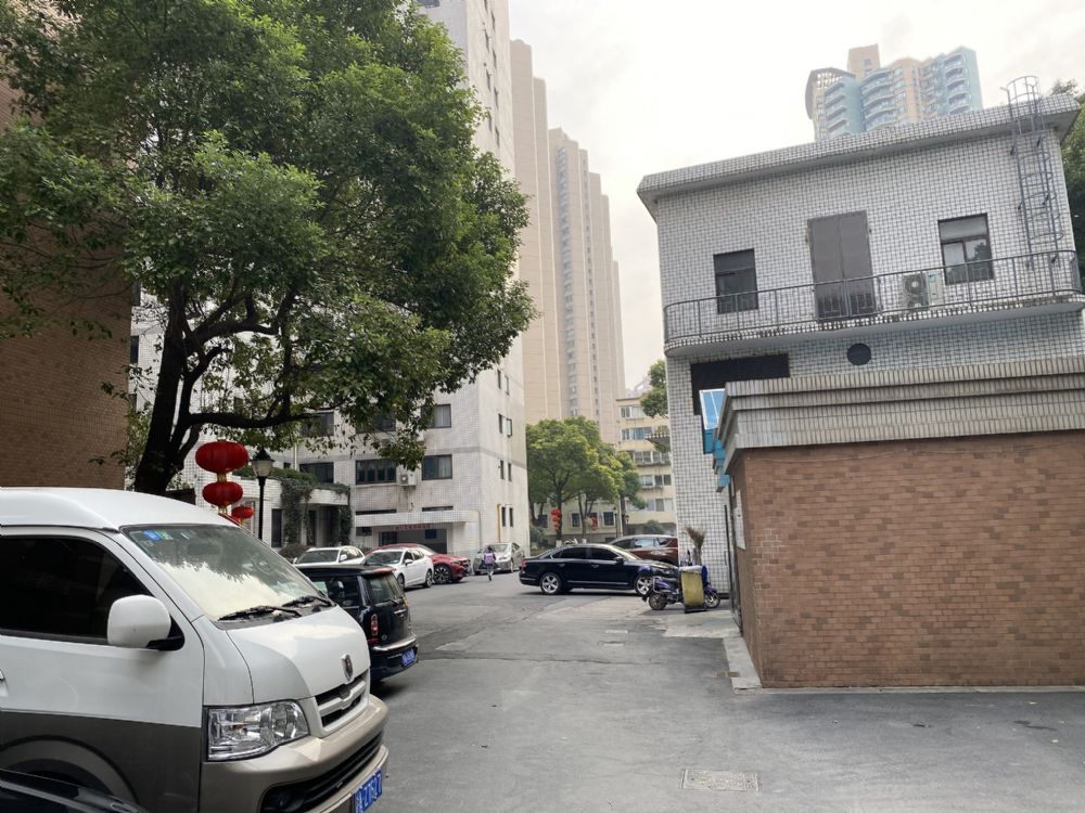 上(shàng)海市長甯區華山路800弄18号1804室