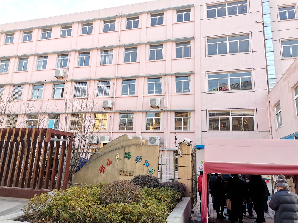 上(shàng)海市浦東新區濰坊六村640号501室