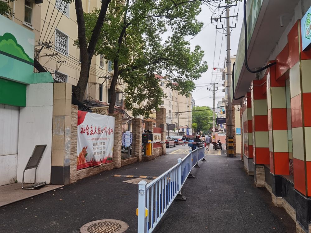 上(shàng)海市長甯區程家橋路80弄17号202室