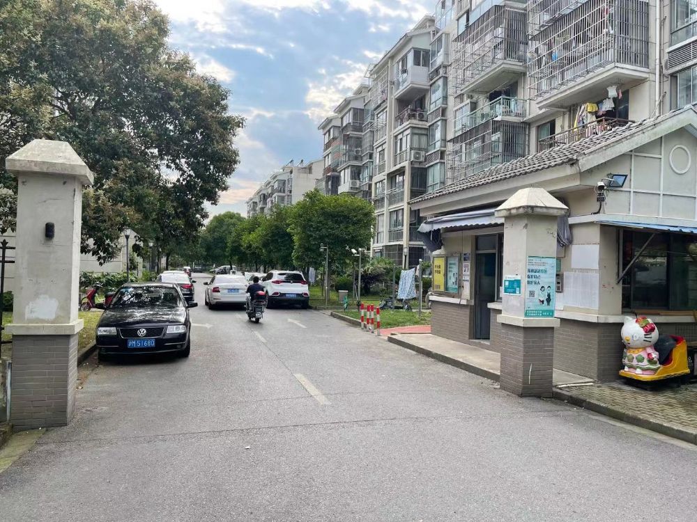 上(shàng)海市浦東新區航頭鎮航梅路526弄78支弄64号302室公寓