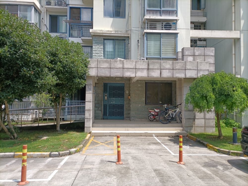 上(shàng)海市金山區山陽鎮龍宇路999弄13号702室