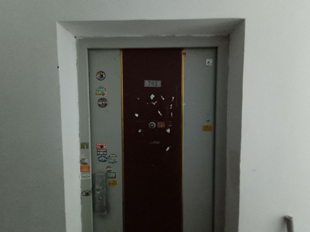 上(shàng)海市金山區山陽鎮龍宇路999弄13号702室